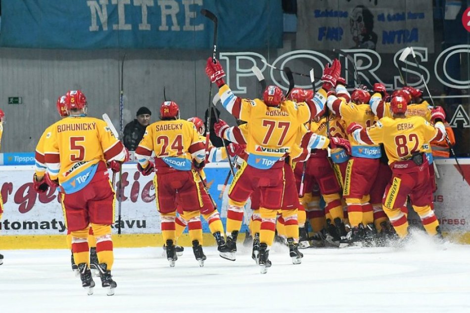 FOTO: Hokejisti Dukly Trenčín zvíťazili na ľade Nitry v prvom štvrťfinálovom súb
