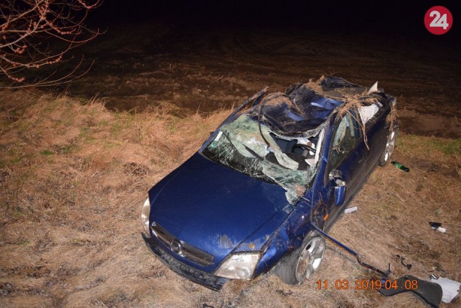 Opitý vodič havaroval v okrese Nové Zámky. Pri nehode sa zranili aj ďalší ľudia
