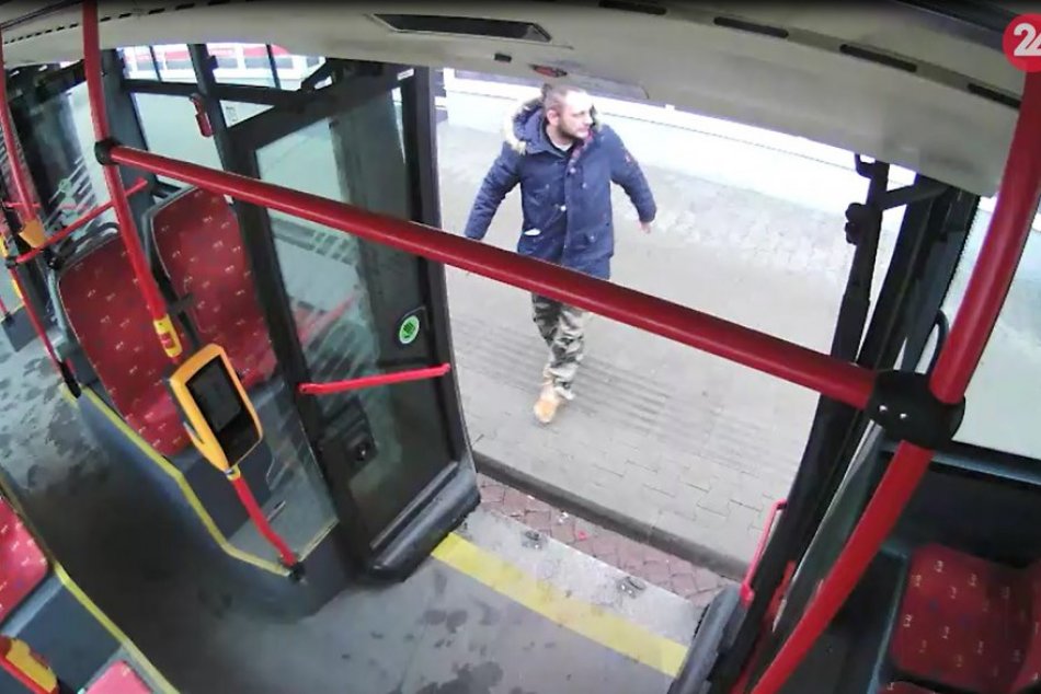 Neznámy páchateľ rozbil dvere na autobuse MHD