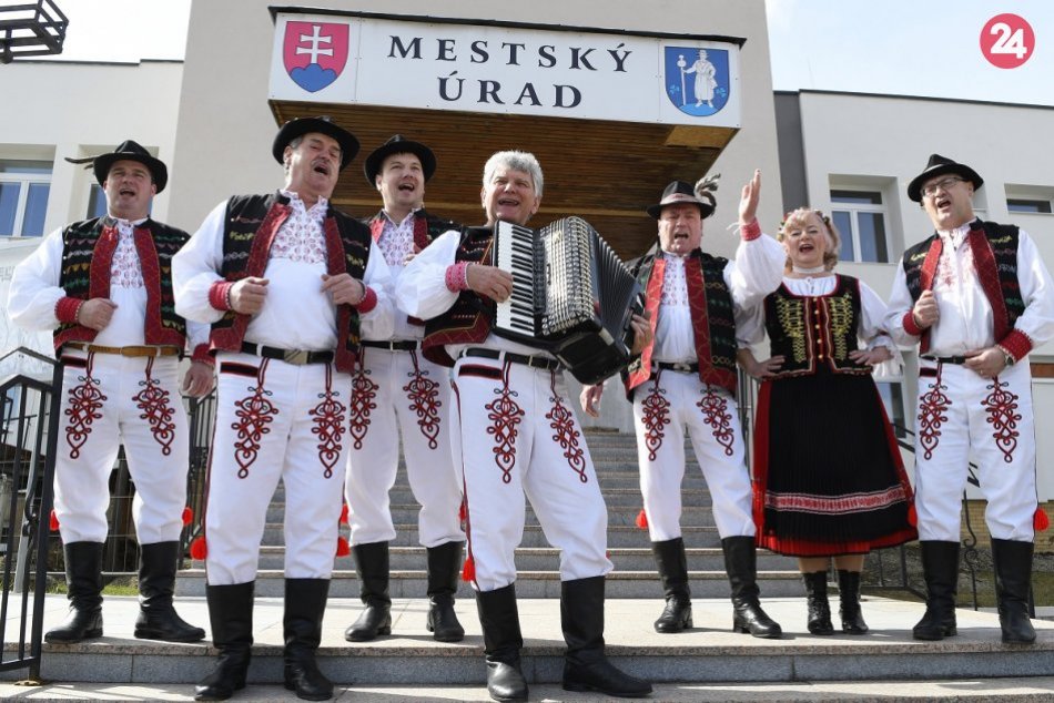 Vo Veľkom Šariši prišli voliť aj folkloristi v ľudových krojoch, FOTO