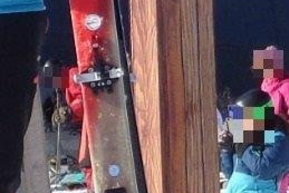 V OBRAZOCH: Majiteľom z Revúcej ukradli z pivnice lyžiarsku výstroj