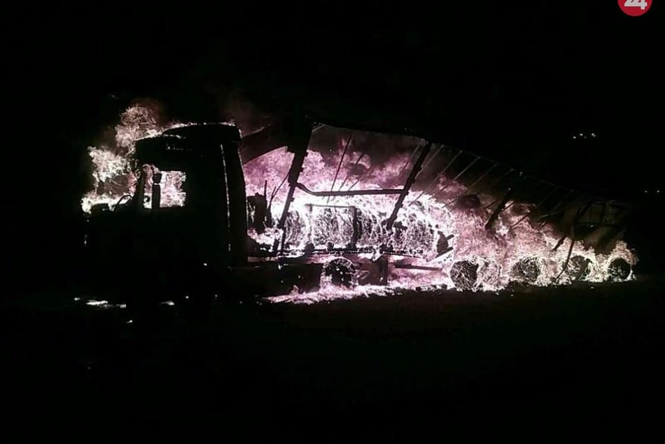 Hasiči zasahujú pri požiari kamióna