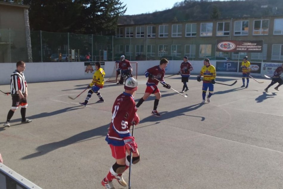 Boje v základnej časti Prešovskej hokejbalovej ligy: Bitka o play off skončila