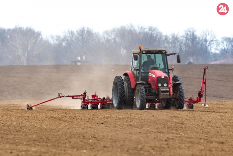Začali sa jarné práce: Na polia v okolí Nitry vyrazili poľnohospodári, FOTO