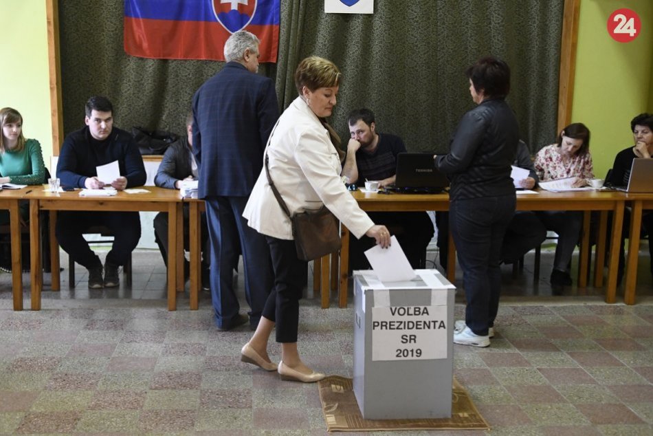 V Medzanoch sa poistili: Na druhé kolo volieb vytiahli kovovú urnu na zámok, FOT