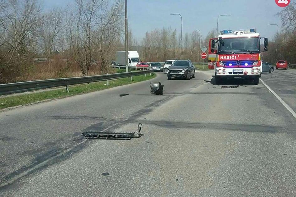 Vážna dopravná nehoda na Považí: Auto sa čelne zrazilo z motorkou, FOTO