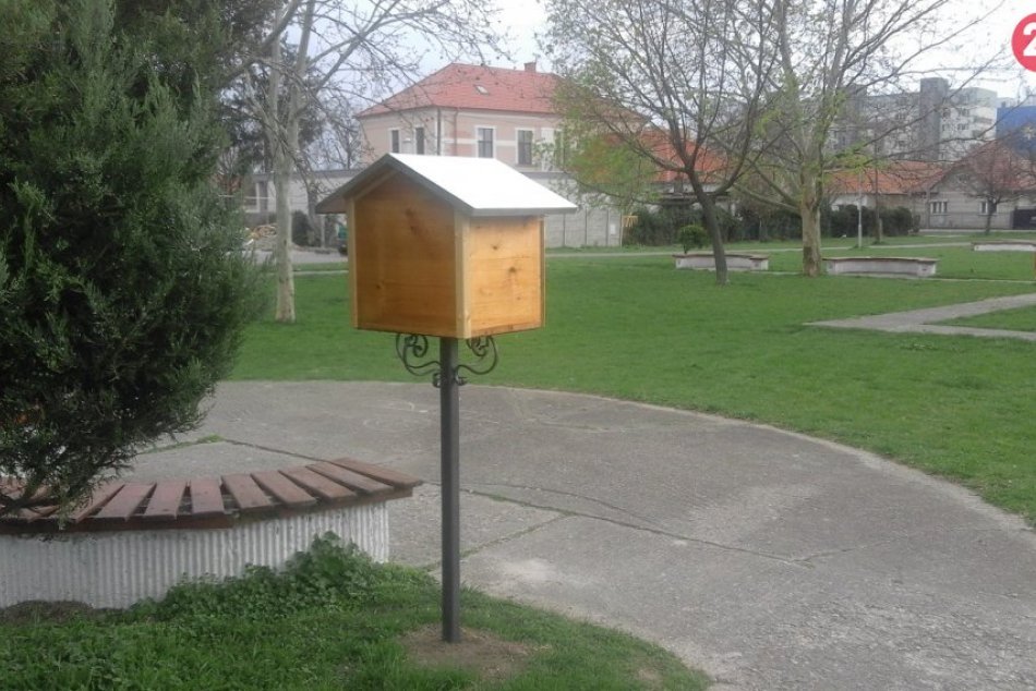 Pribinov park ukrýva poklady: Radosť knihomoľov v knižnej búdke, FOTO
