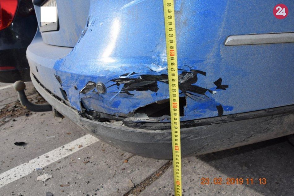 Incident na parkovisku Bajzovej ulice, kde vrazil vodič do áut, ktoré poškodil