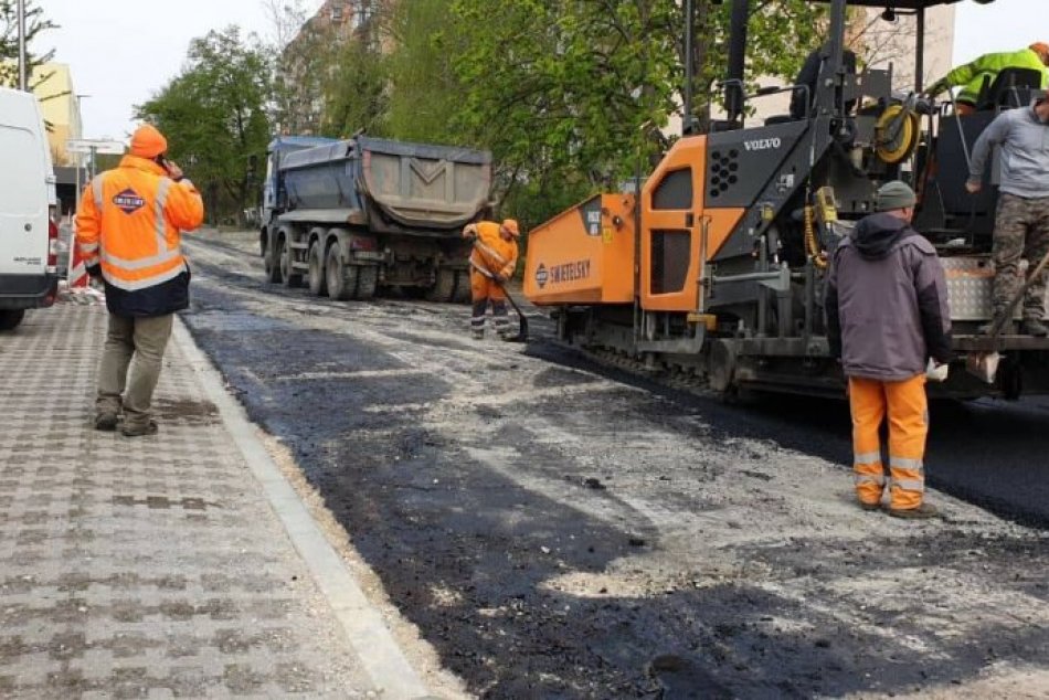 Oprava Hornej ulice v Šali pokračuje: Radnica opravuje i výtlky, FOTO