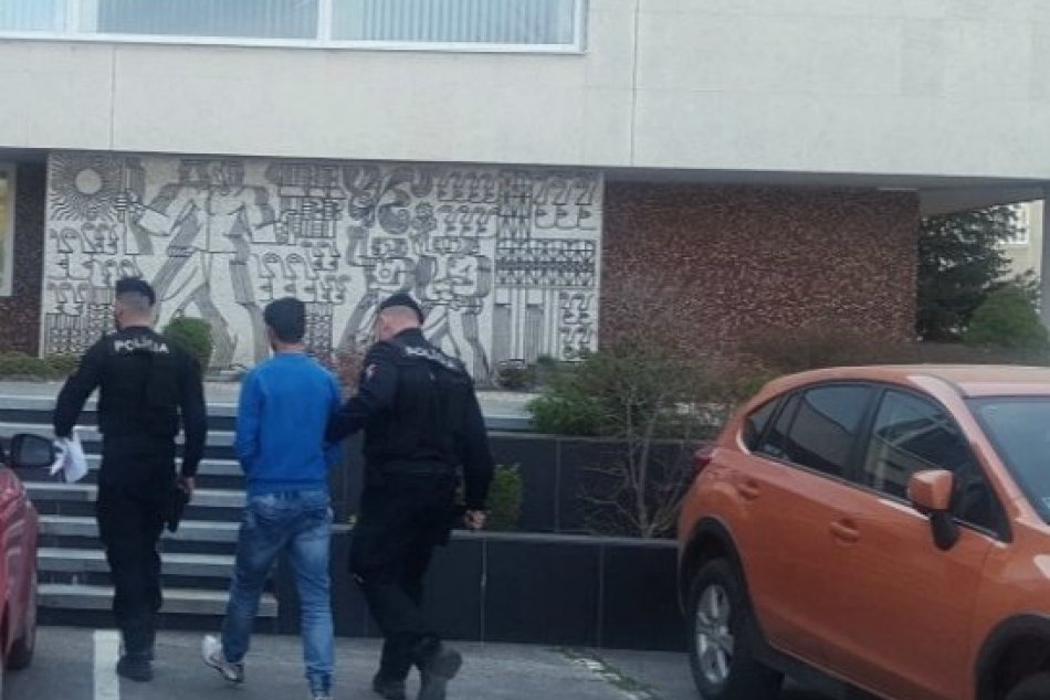Pred policajtovou dcérou a jej spolužiačkou sa obnažoval 40-ročný občan z Rumuns