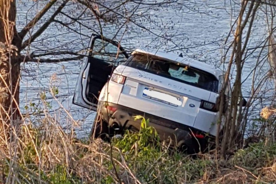 FOTO: V rieke Hron v Žiari nad Hronom našli v havarované vozidlo bez vodiča
