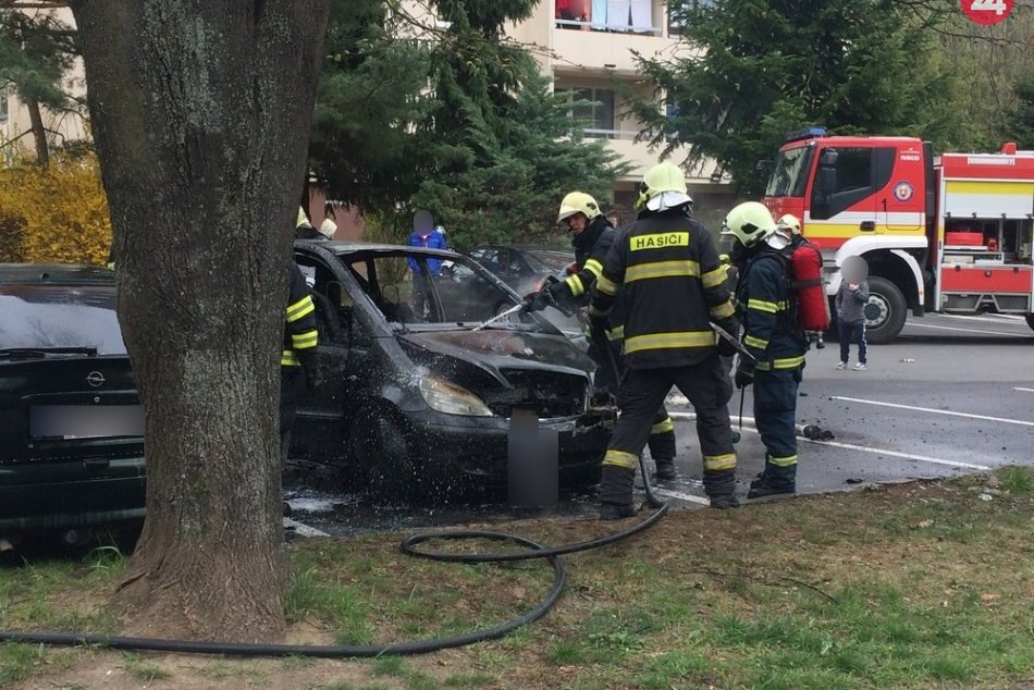 Na Sídlisku 3 došlo k požiaru vozidla: FOTOGALÉRIA