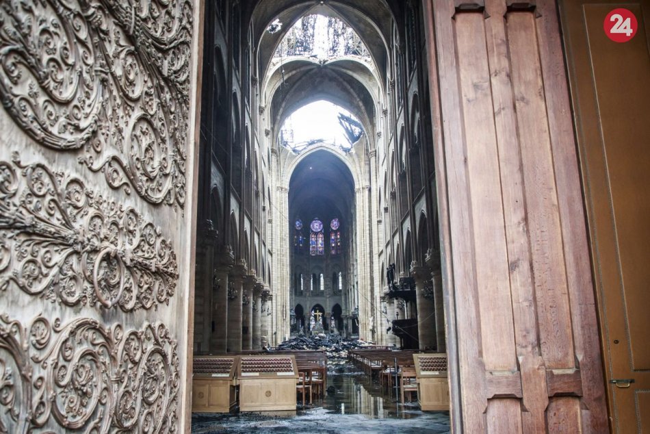 Interiér požiarom zničenej katedrály Notre-Dame