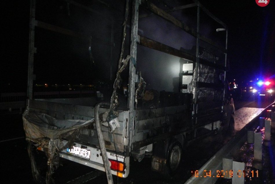 Požiar nákladného motorového vozidla blízko Trenčína: FOTO priamo z miesta