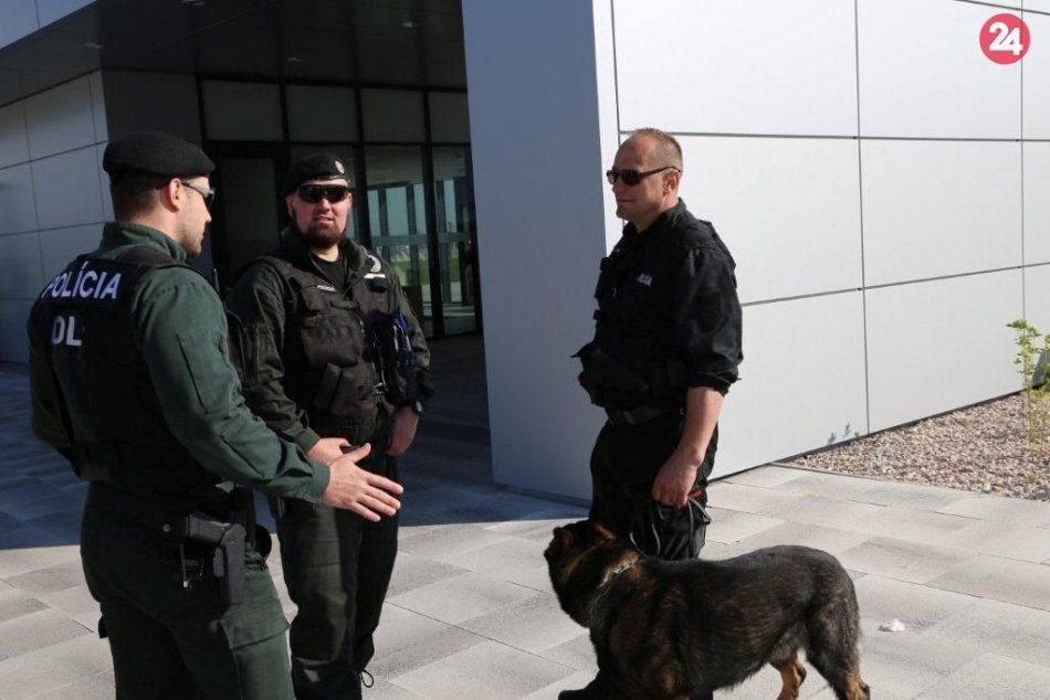 Jaguar v Nitre evakuovali: Niekto tam nahlásil bombu