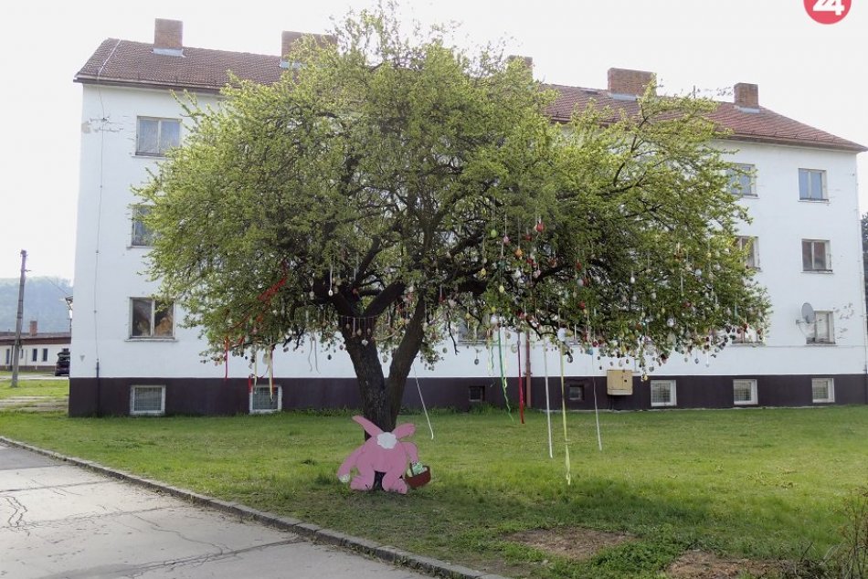 FOTO: V Hliníku nad Hronom je symbolom Veľkej noci strom