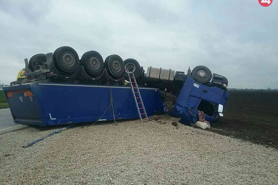 Nehoda pri Trnave: Kamión so štrkom  sa prevrátil mimo cesty, FOTO