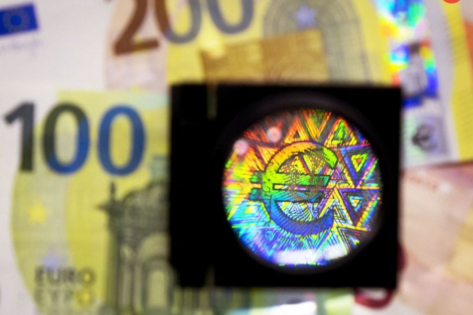 Mieria k nám nové bankovky v hodnote 100 eur a 200 eur