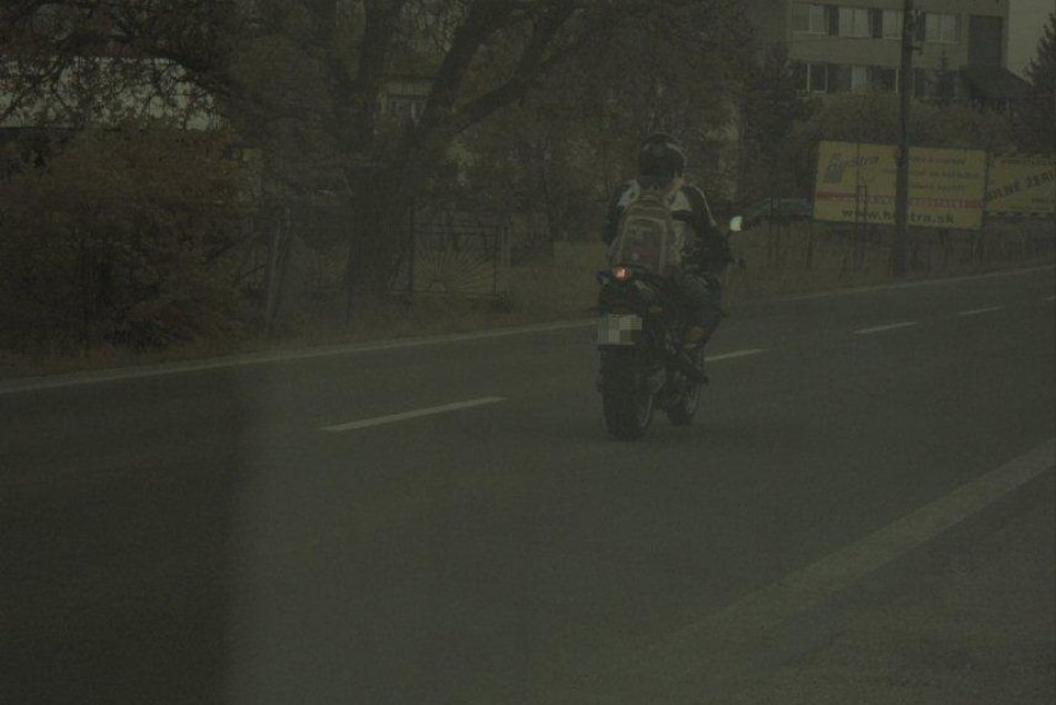 Trenčianski dopraváci namerali českého motocyklistu jazdiaceho 115 km/h cez obec