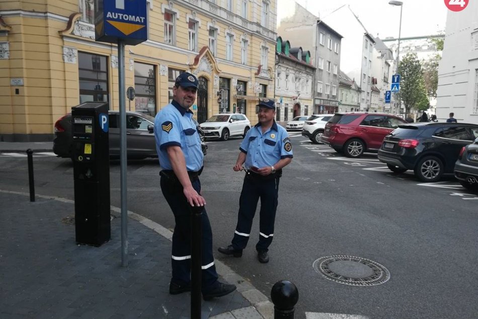 Metská polícia pri školách v Starom Meste