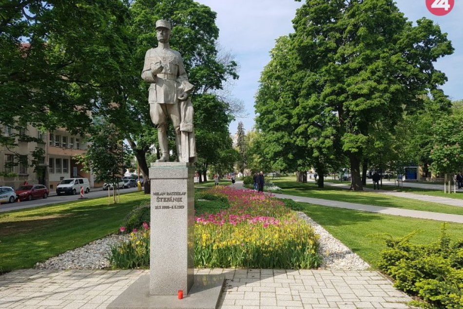 Trnavská socha M. R. Štefánika