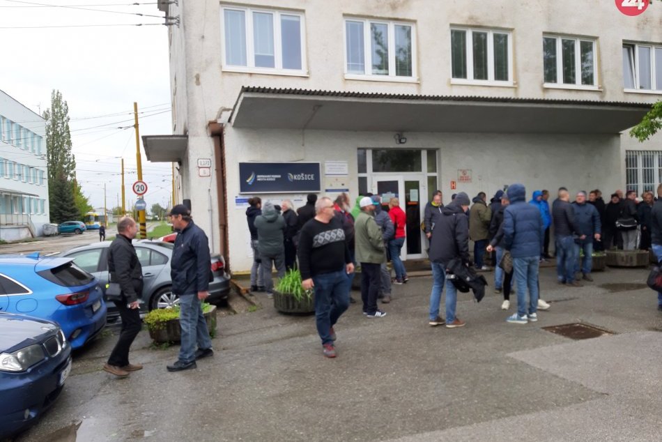 Protest odborárov pred DPMK