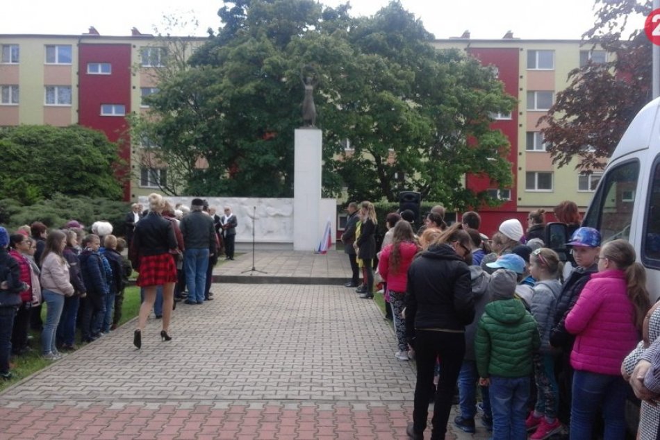 Šaľania si uctili pamiatku obetí vojny: K pamätníku položili vence, FOTO