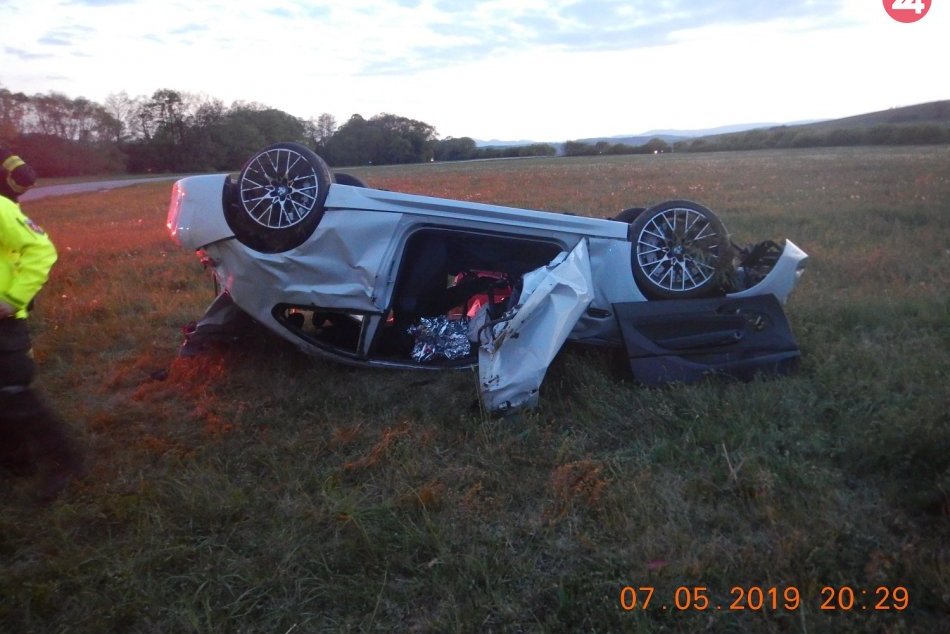 Policajné zábery z miesta nehody pri Očovej