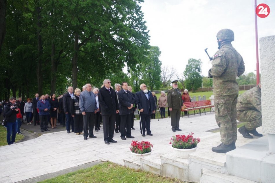 Výročie víťazstva nad fašizmom: V Michalovciach sa uskutočnila pietna spomienka