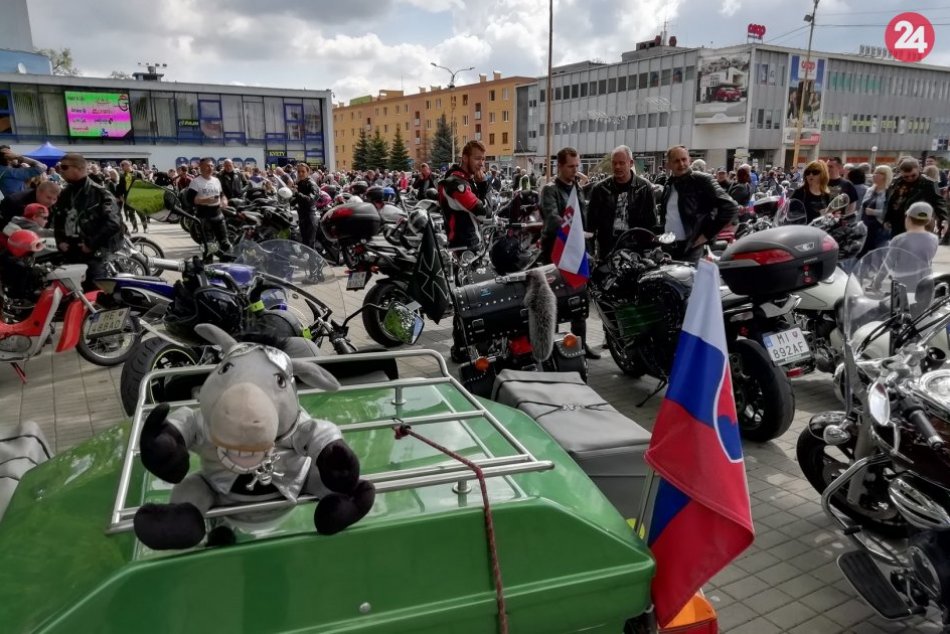 Námestie slobody v Humennom obsadili motorkári: Pozrite si to na fotkách
