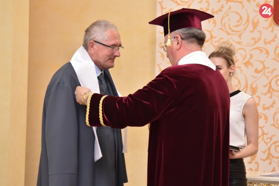 Prorektor Trenčianskej univerzity Peter Lipták si prevzal ocenenie doctor honori