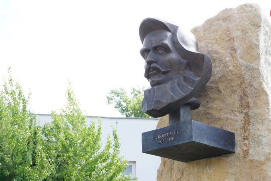V Štúrove odhalili pamätník Ľudovíta Štúra, konal sa aj protest