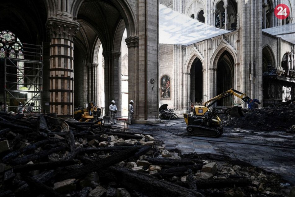 Interiér požiarom poškodenej katedrály Notre-Dame