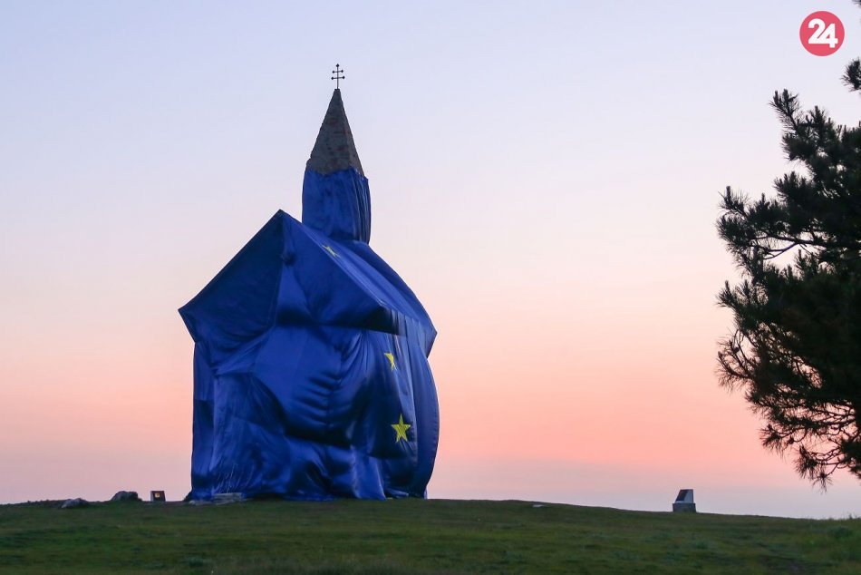Dražovský kostolík zahalila vlajka EÚ