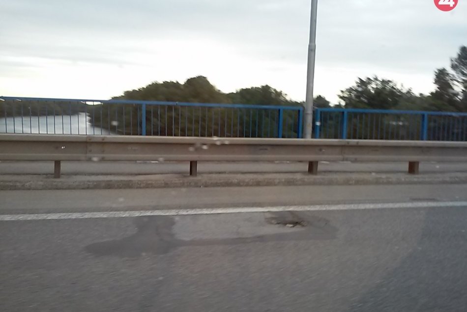 Šaliansky most zase zdobia výtlky: Hromžia vodiči aj radnica, FOTO