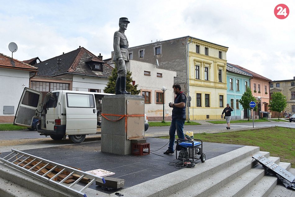 Do Spišskej Belej priviezli obrovskú sochu M. R. Štefánika