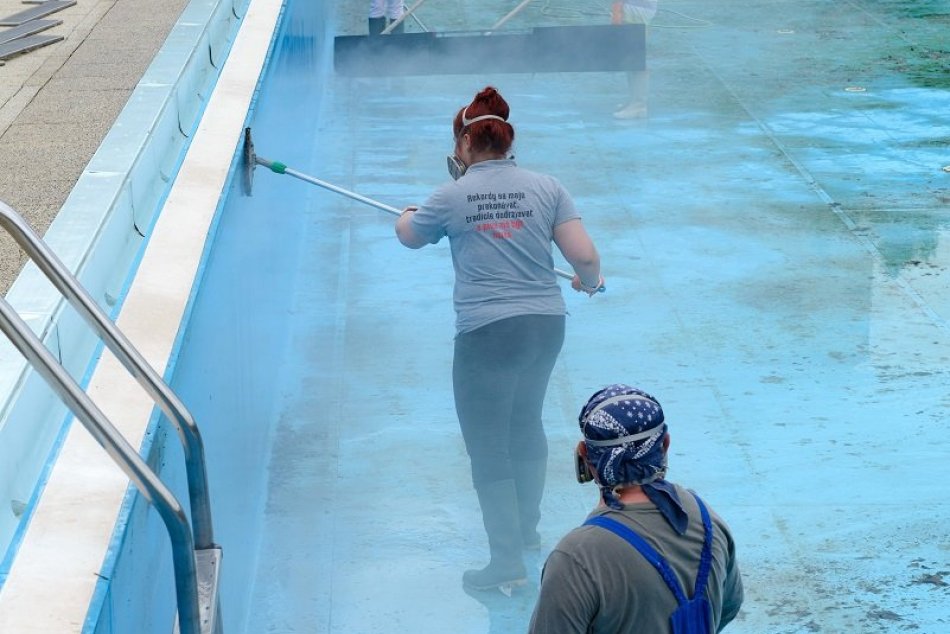Čistenie bazénov pred novou sezónou na Mestskom kúpalisku v Nitre