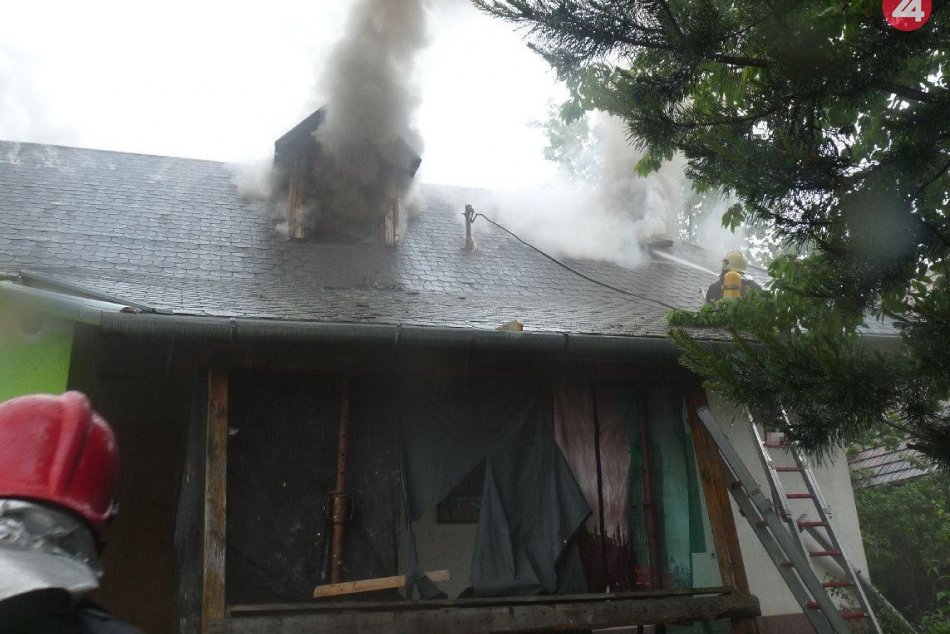 Požiar domu na Hradeckej ulici v Prievidzi: Zábery z neho