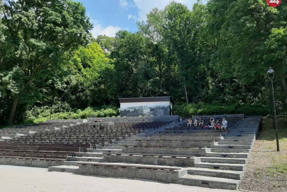 Hlohovský amfiteáter zahájil letnú sezónu: Hralo sa do tanca i na počúvanie, FOT