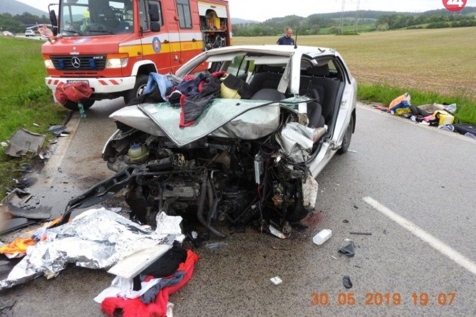 Vážna nehoda pri Trstíne: Po čelnej zrážke zostali zranení 4 mladí ľudia