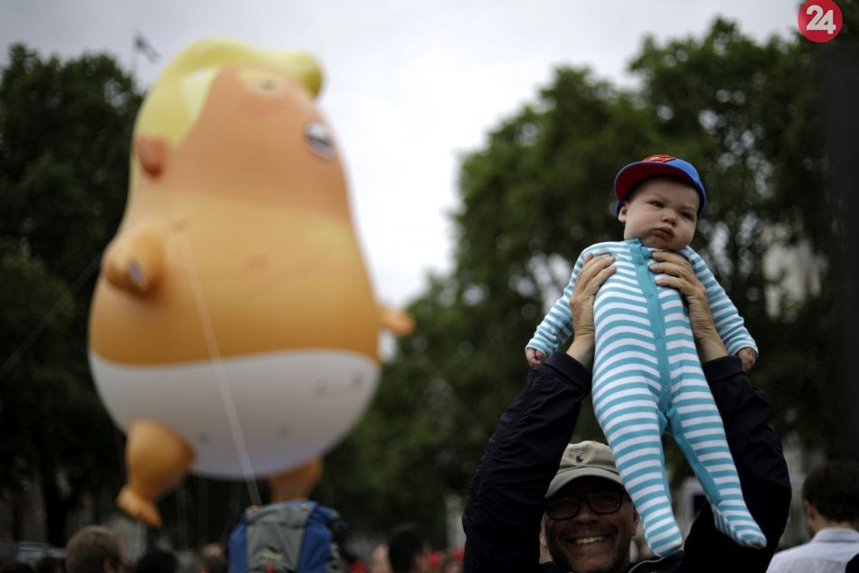 Demonštranti vypustili balón zosmiešňujúci Trumpa