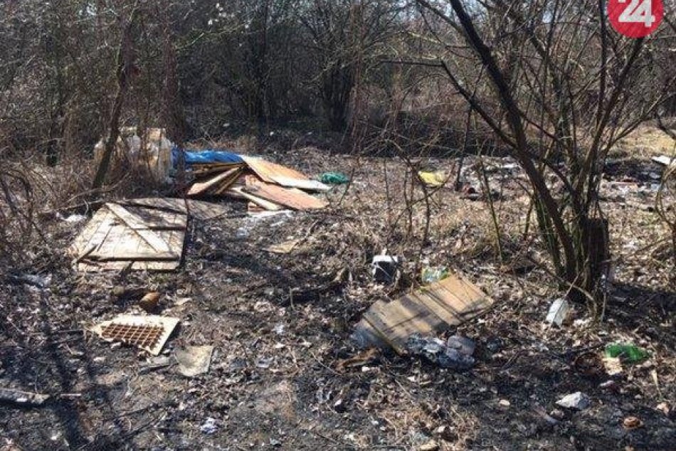 Policajné zábery z nelegálnej skládky pri Trenčíne