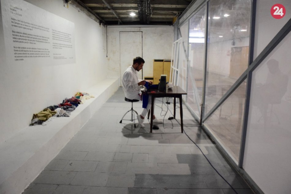 Nástupište 1–12 hostí inštaláciu ukrajinského umelca