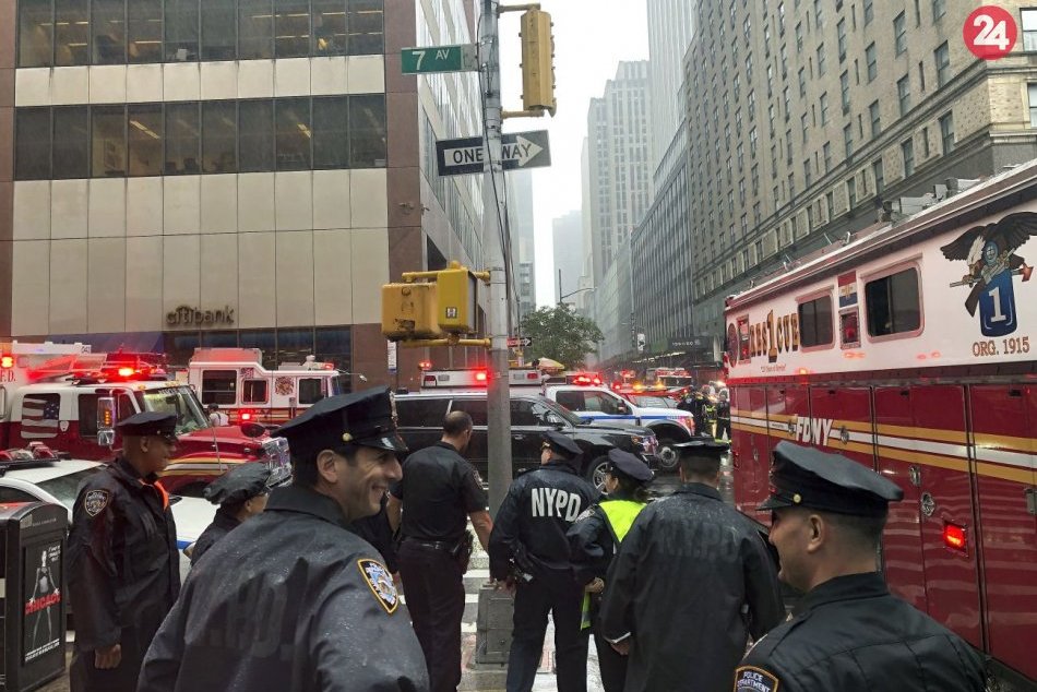 V centre New Yorku sa zrútila helikoptéra