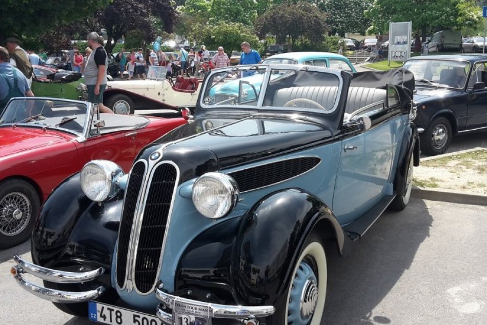 Veterán tour Manín: Historické vozidlá priamo v považskobystrickom centre