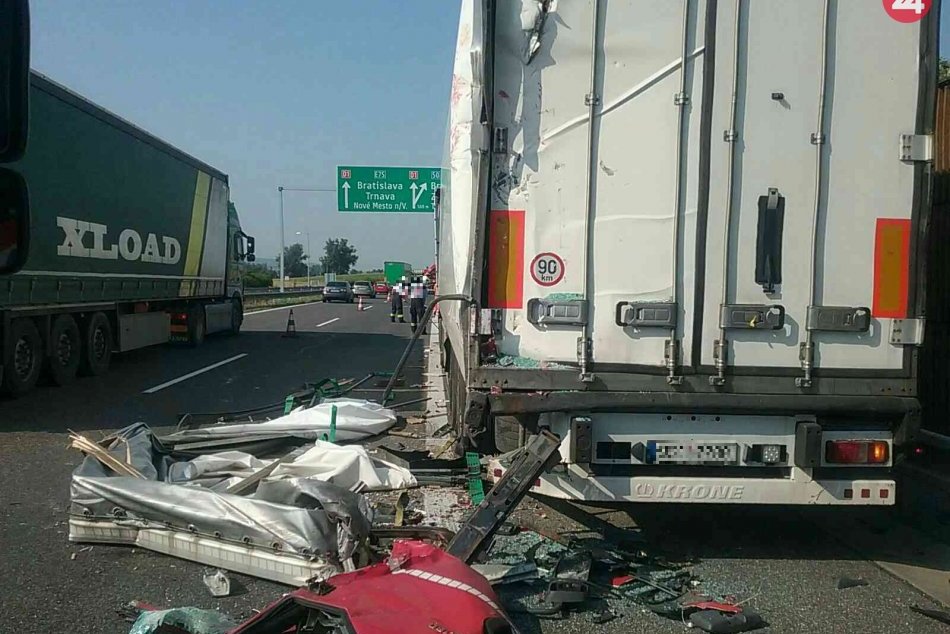 Dopravná nehoda dvoch nákladných vozidiel na diaľnici D1 v okrese Trenčín