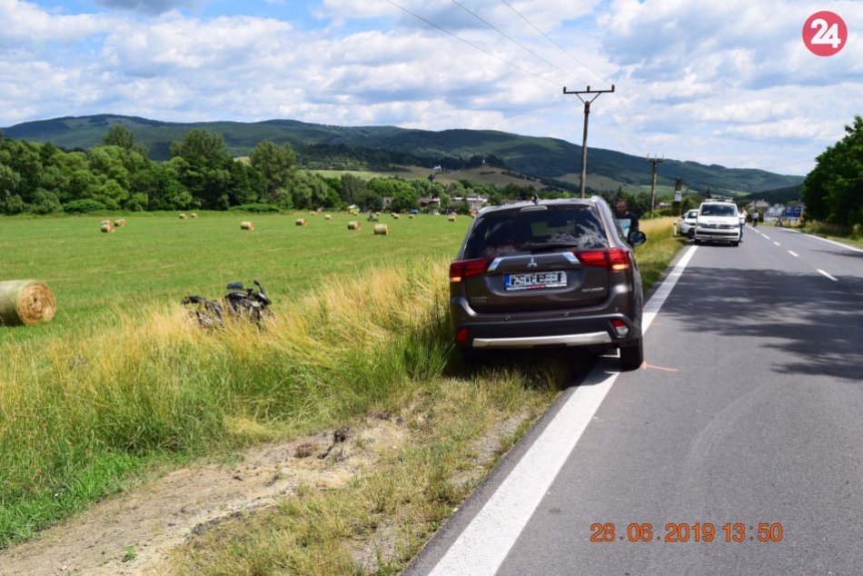 V OBRAZOCH: Motorkár neprežil zrážku s osobným autom