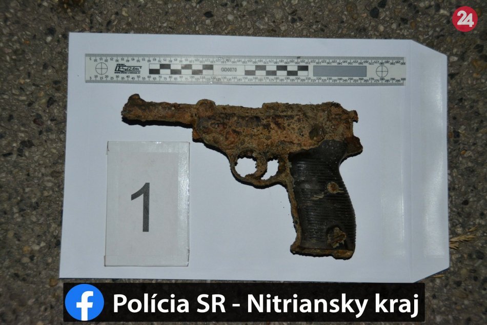 Nevšedný úlovok v rieke Nitra: Muž (29) z vody vytiahol zbraň, FOTO