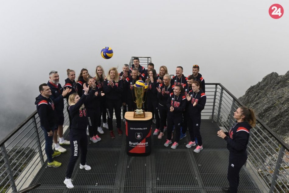 Volejbalistky vyniesli na Lomnický štít cennú trofej