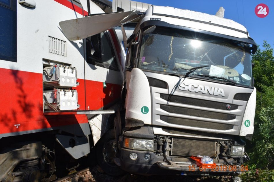 V Krškanoch sa vykoľajil vlak s 236 cestujúcimi: Zrazil sa s kamiónom, FOTO